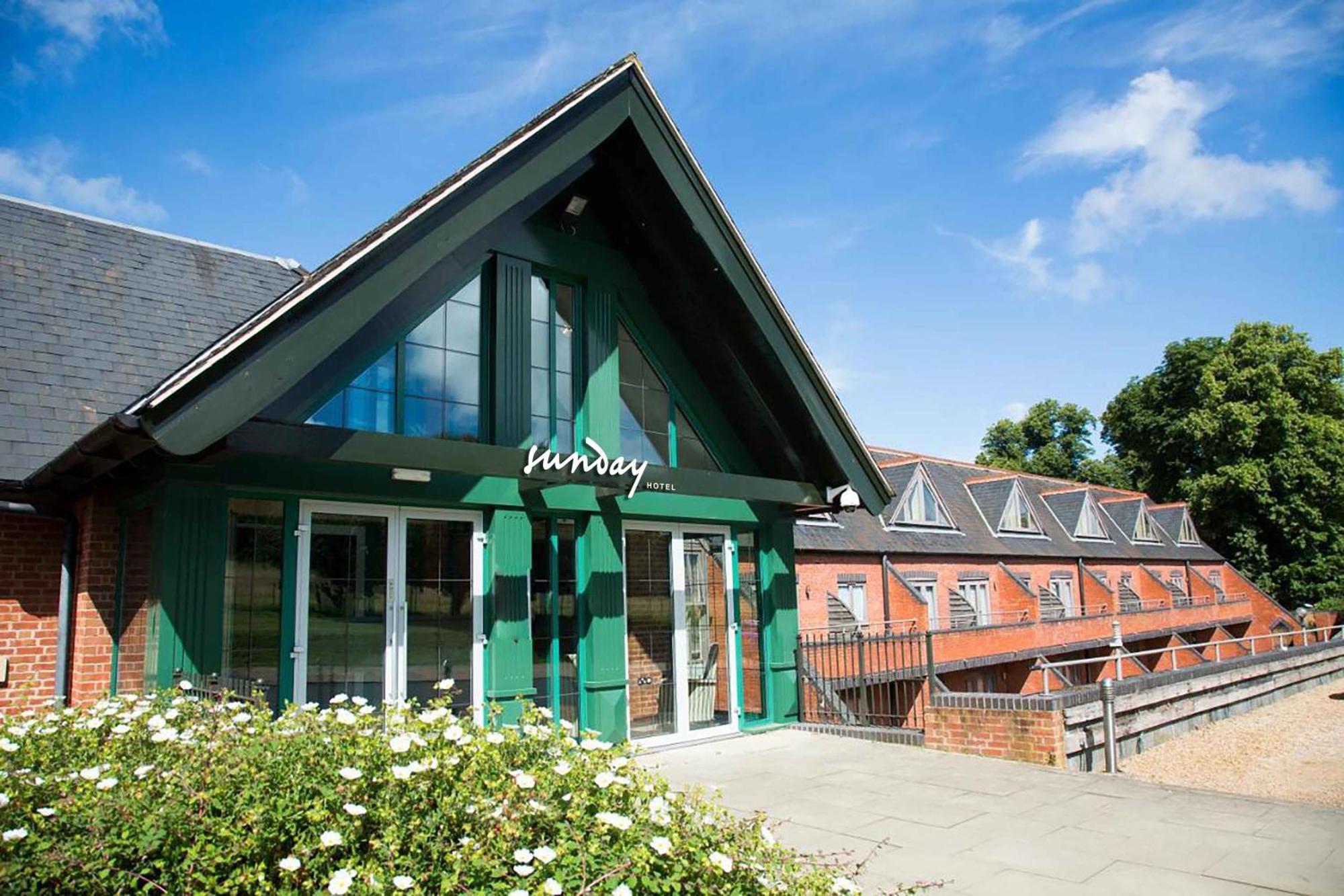 เมอร์เคียว วอริคไชร์ วอลตัน ฮอลล์ โฮเต็ลแอนด์สปา Hotel Wellesbourne ภายนอก รูปภาพ
