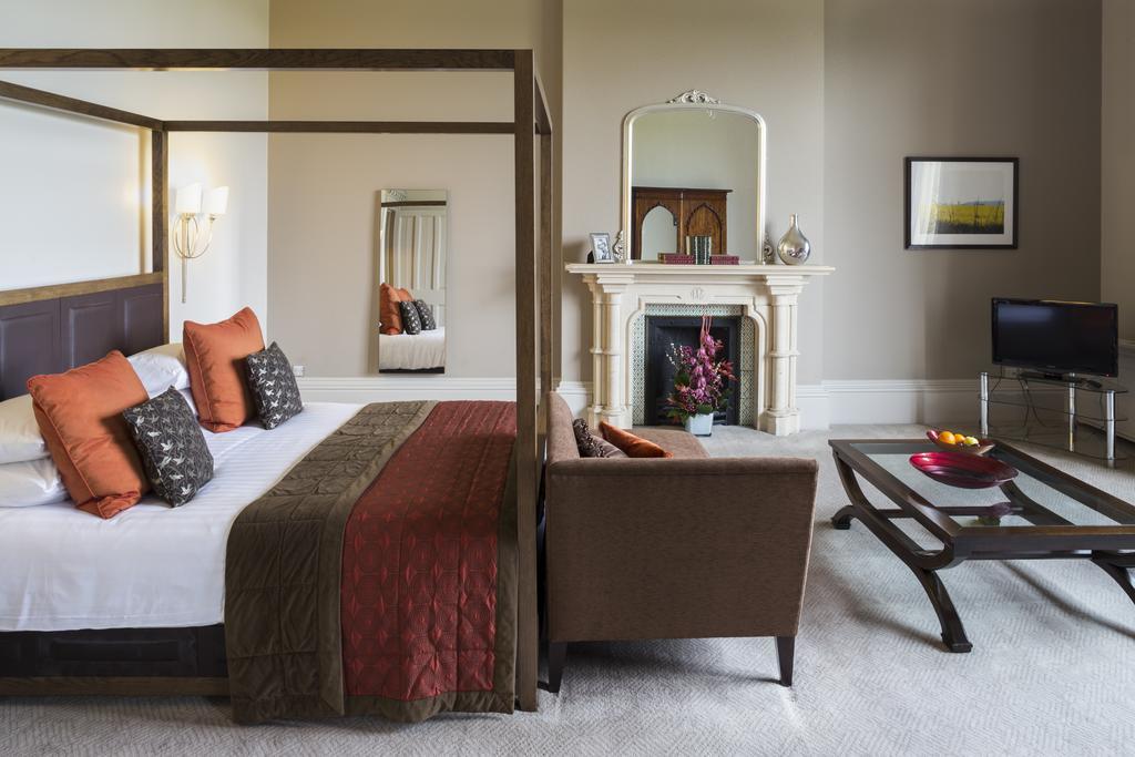 เมอร์เคียว วอริคไชร์ วอลตัน ฮอลล์ โฮเต็ลแอนด์สปา Hotel Wellesbourne ภายนอก รูปภาพ
