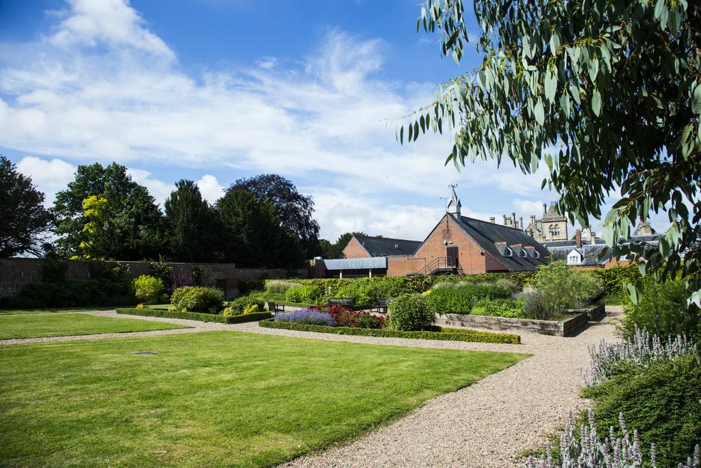 เมอร์เคียว วอริคไชร์ วอลตัน ฮอลล์ โฮเต็ลแอนด์สปา Hotel Wellesbourne ภายนอก รูปภาพ