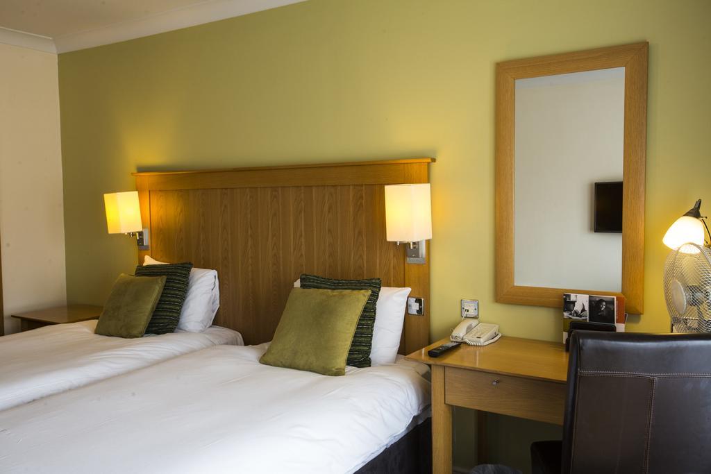 เมอร์เคียว วอริคไชร์ วอลตัน ฮอลล์ โฮเต็ลแอนด์สปา Hotel Wellesbourne ภายนอก รูปภาพ